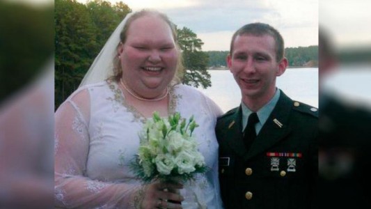 La pareja "despareja" que se hizo viral en redes ahora presenta a su primer hijo