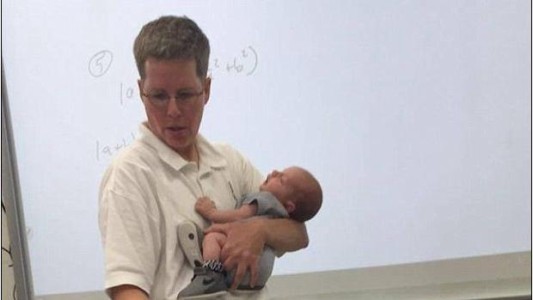 La tierna imagen de una profesora acunando en plena clase al bebé de su alumna