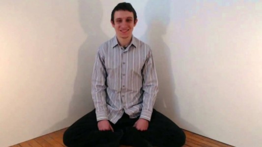 Benjamin Bennett, el Youtuber que triunfa por permanecer sentado y sonreir durante horas