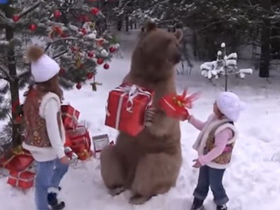 #EsViral La familia rusa que pasa la Navidad con un oso pardo