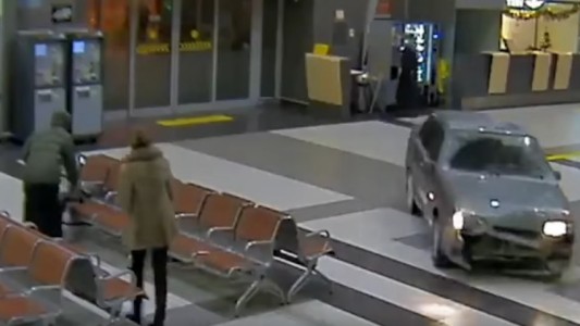 Video: la persecución de un auto adentro del aeropuerto