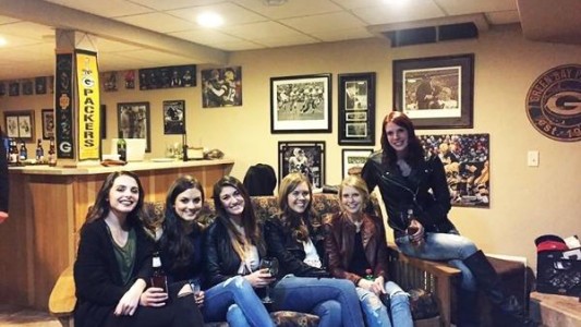 Desafío viral: ¿Dónd eestán las piernas de la mujer en el centro del sillón?