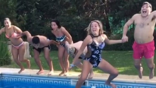 Estallaron las redes por la caricia indiscreta de Maradona a su novia Rocío Oliva