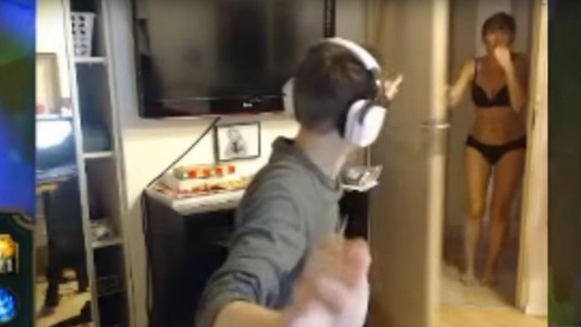 #EsViral La madre de un famoso "gamer" aparece en ropa interior durante una partida