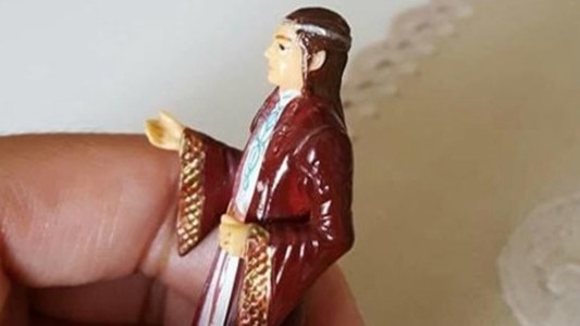 Insólito: le rezaba a un muñeco de "El Señor de los Anillos" que confundió con un santo