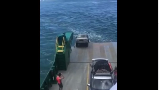 Video: viajaba en ferry hacia una isla y su camioneta terminó hundida en el mar