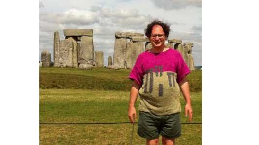 Postales de lana: Un hombre teje suéteres de sitios turísticos y causa furor en las redes