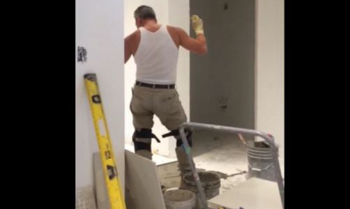 #EsViral El albañil que baila un tema de Ariana Grande