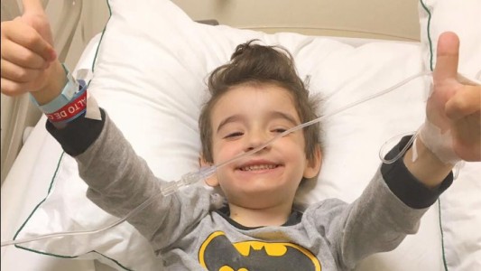 #EsViral La lucha de SuperSanti contra el cáncer: "Enfermedad, te has equivocado de niño"