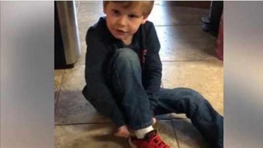 Video viral: el increíble truco de un nene de 5 años para atarse los cordones