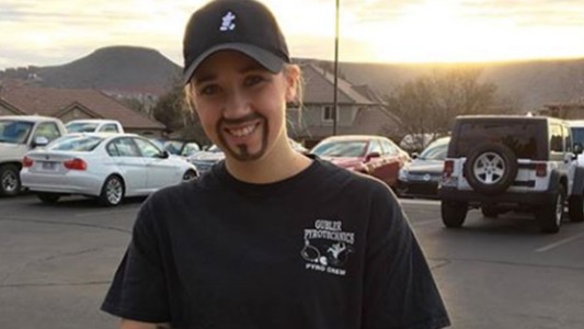 Es mamá soltera y se vistió de hombre para acompañar a su hijo al "Día del Padre"