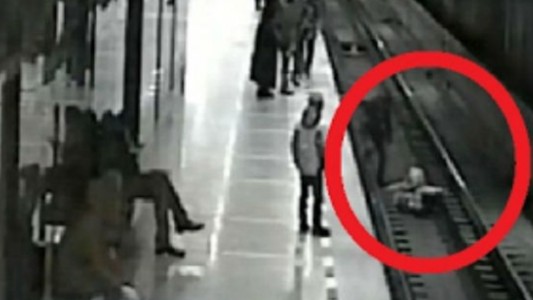 Video: se arrojó a las vías del subte para salvar a un nene de 8 años