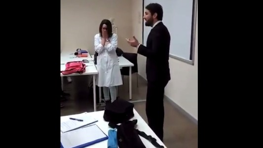 #VideoViral Una profesora estalla de amor con este pedido de matrimonio