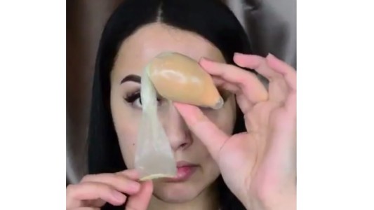 Una YouTuber enseña a cómo maquillarse usando un preservativo