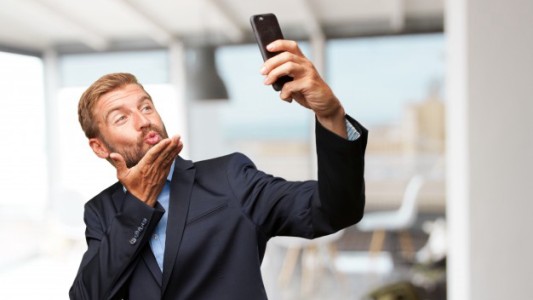 Las mujeres descartan a 19 de cada 20 candidatos en las apps mientras que los varones aceptan a casi la mitad