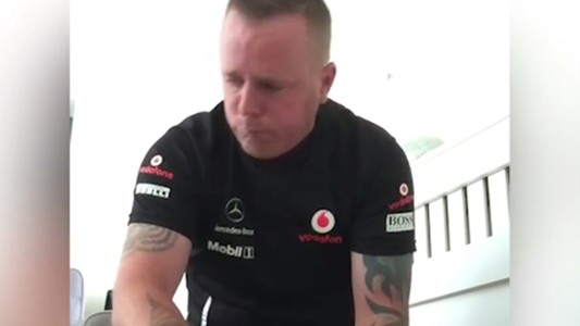 La curiosa reacción de un padre al cambiar los pañales de su bebé