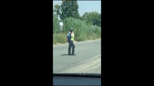 #EsViral El baile de una policía de tránsito que revolucionó las redes sociales