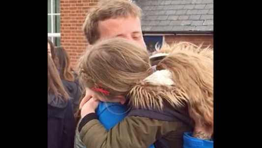 La emotiva reacción de una nena al ver a su papá después de cuatro meses