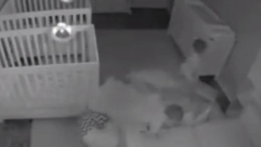 Una cámara oculta captó las travesuras de gemelos en medio de la noche