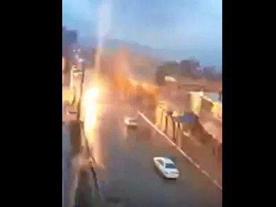 Video: el momento en que un rayo cae sobre un auto en movimiento