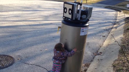 #EsViral "Te amo, robot!" la niña que confunde un termotanque con un androide conquista las redes