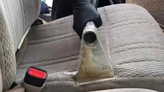 Video viral e hipnótico muestra la mugre del asiento de un auto al ser aspirado