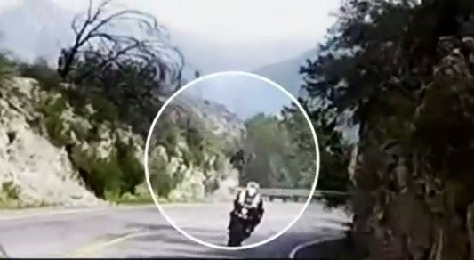 Video: motociclista cayó al precipicio tras seguir de largo en una curva