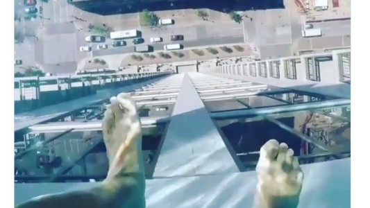 Video: una pileta transparente a 150 metros de altura