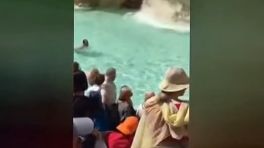 #EsViral Un hombre se tiró a nadar, desnudo, en la Fontana di Trevi