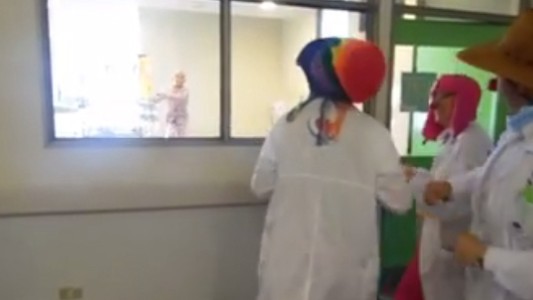 Quiso sorprender a su novio por el Día de San Valentín, pero lo encontró con otra chica