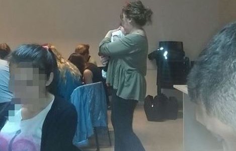 Foto viral: la profesora que cuida al bebé mientras toma examen
