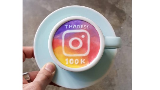 Es viral por hacer verdaderas obras de arte en una taza de café con leche