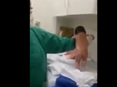 #EsViral El bebé que empieza a caminar en la sala de partos