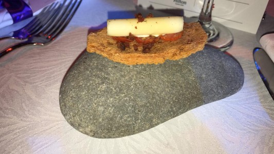 Polémica por la comida de los Martín Fierro: sirvieron el primer plato sobre una piedra y estallaron los memes en las redes