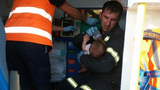 La tierna imagen de un bombero alimentando al bebé que rescató de un accidente de tránsito