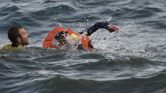 El emotivo mensaje de un refugiado rescatado en el mar se convierte en viral