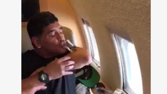Maradona, otra vez viral: fondo blanco y descontrol arriba de un avión privado