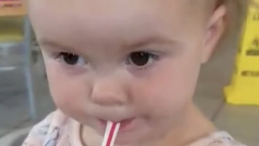 #EsViral Así reacciona esta beba al probar una gaseosa por primera vez