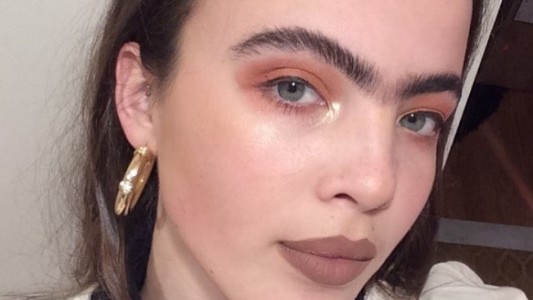 Scarlett Costello, la modelo a la que llamaban "ogro" y ahora reivindica la "uniceja"