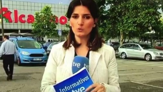 Una periodista se equivocó en vivo y avergonzada desapareció de plano