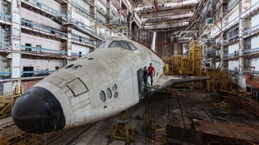 Youtubers se infiltraron en una base rusa y hallaron transbordadores de la época soviética