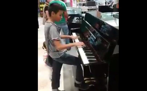 #EsViral La campaña de una tienda mexicana para encontrar al niño pianista