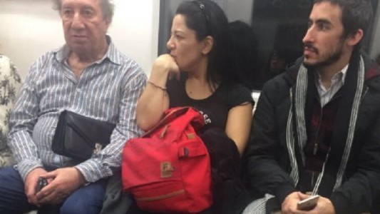 La foto del doctor Bilardo en el subte que se volvió viral