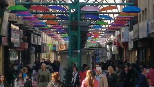 Sorpresa en Córdoba: una peatonal se llenó de paraguas y nadie sabe de donde salieron