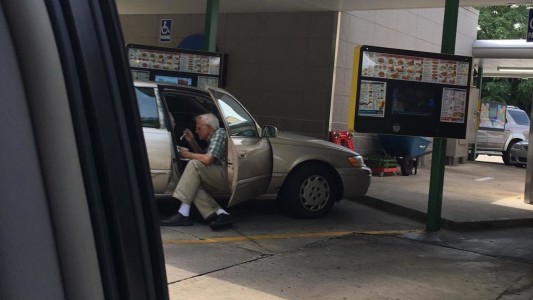 La demostración de amor de este anciano con su esposa