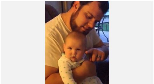 El genial truco de un papá para dormir a su bebé