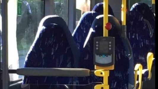 Grupo xenófobo confunde asientos de micro con mujeres con burka: "Podrían ser terroristas con armas"