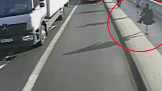 Un runner empujó a una mujer a la ruta: se salvó gracias a la increíble maniobra de un colectivo