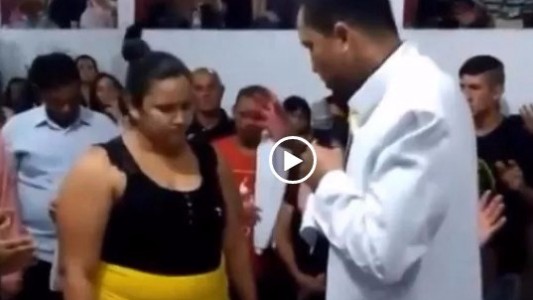 Video viral: un pastor asegura que le hizo bajar 35 kilos a una mujer con una oración