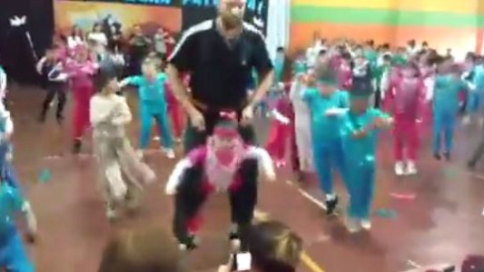 #EsViral El profesor que ayudó a su alumna con una coreografía y emocionó a todos
